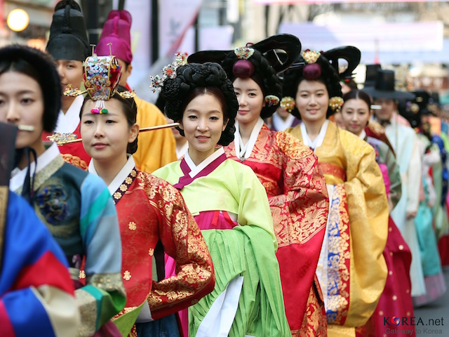 The colourful metropolis hasn't lost touch with its traditions. (Credit: KOREA.NET, JEON HAN)