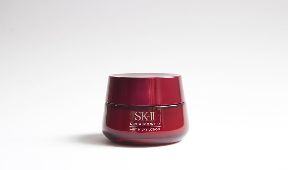 Get moisturized with the SK-II RNA Power Airy Milky Lotion. It packs a powerful punch despite its lightweight texture to bring you optimal benefits