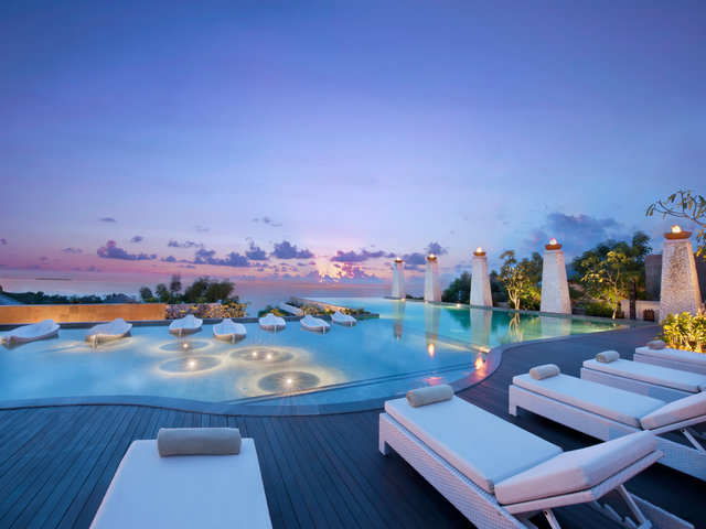 Luxury resort in Bali: Indulge in the good life at the Banyan Tree and Ju-Ma-Na restaurant