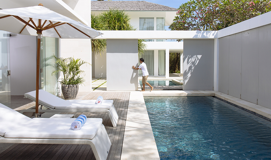 The sliding doors of Villa Canggu connect two separate properties