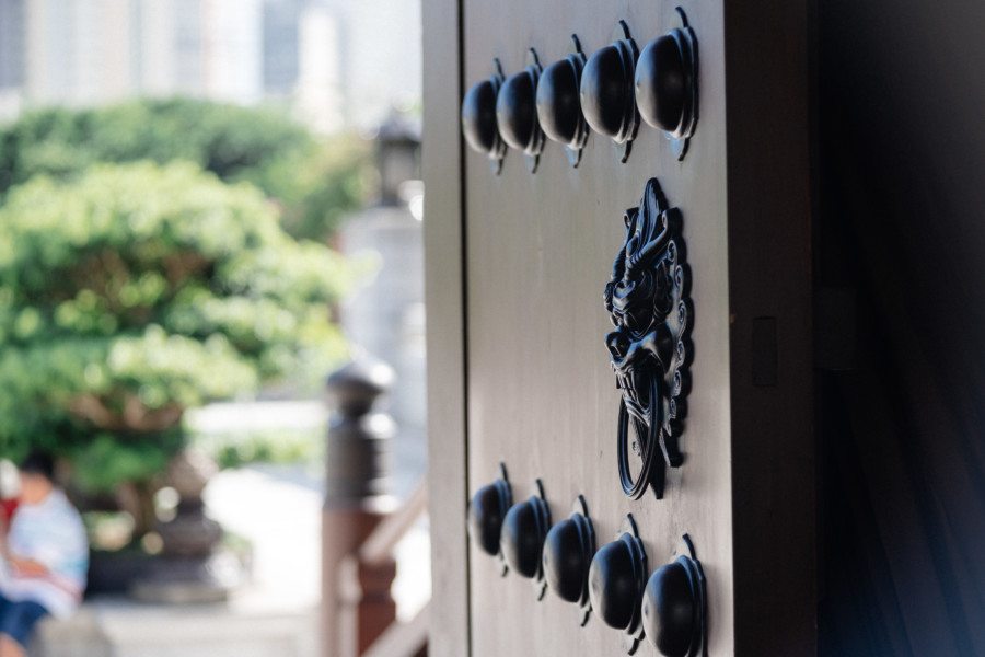 Chi Lin Nunnery temple door