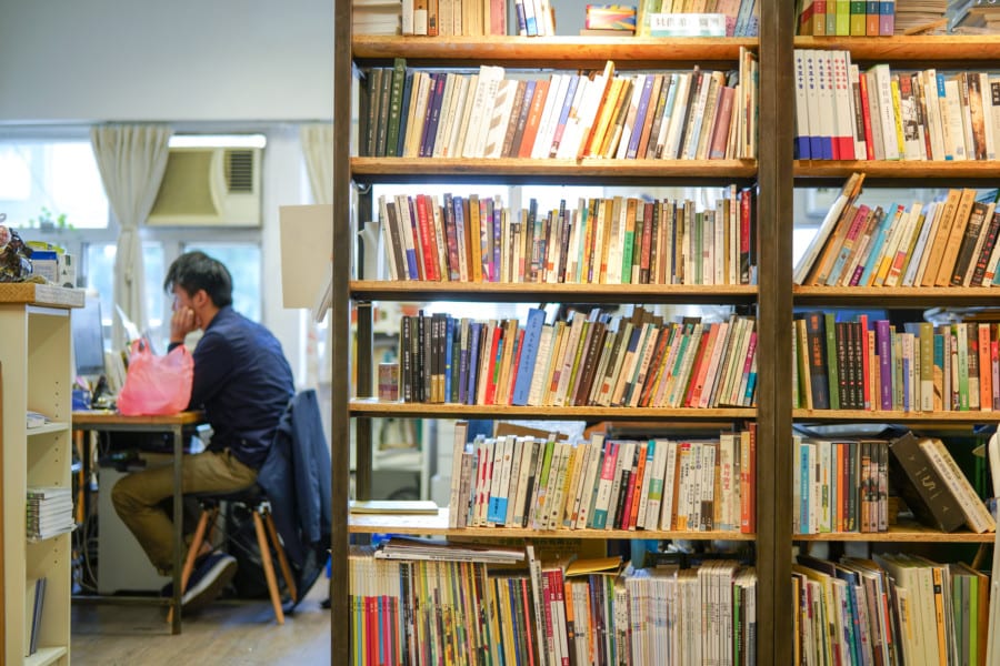 Foo Tak Building bookshelves