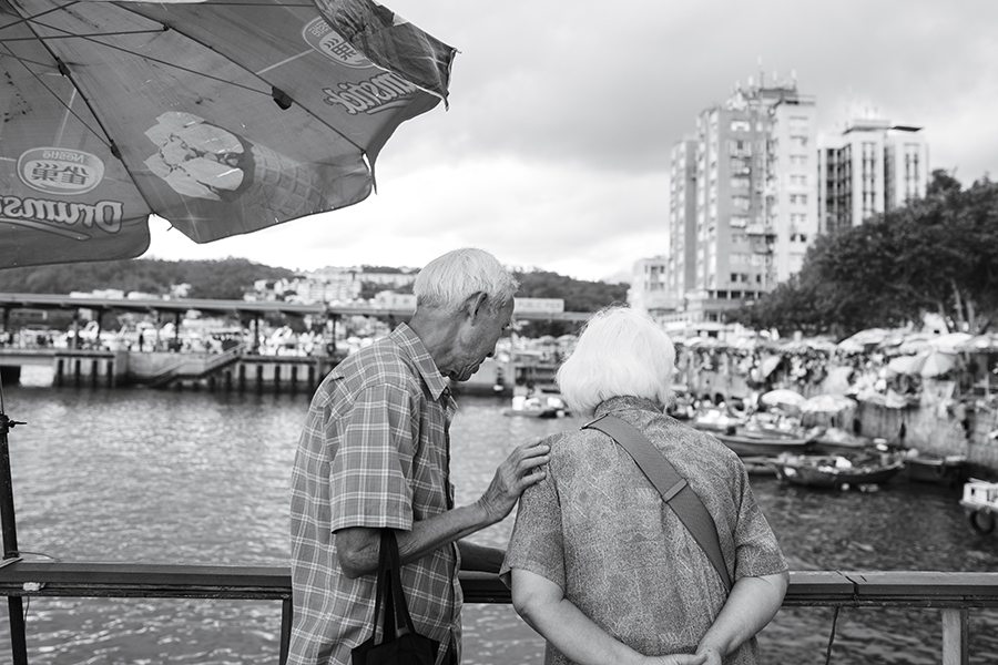 black and white photography Hong Kong lovers in Sai Kung
