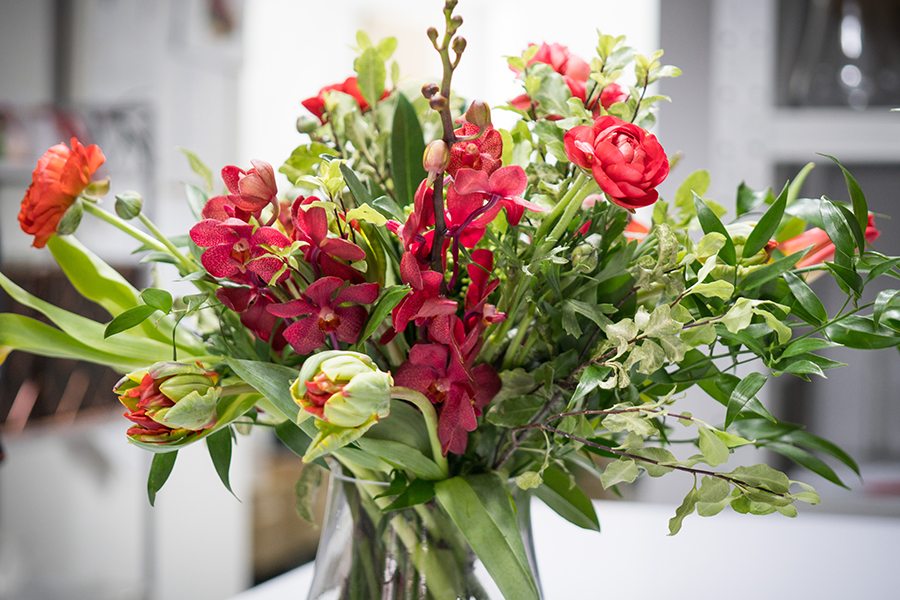 flower colour meanings red arrangement