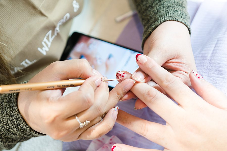 nail wizard & spa painting nails