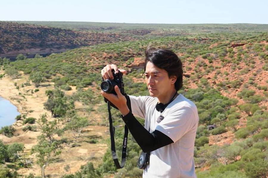 Hong Kong heartthrobs Ekin Cheng photographing landscape