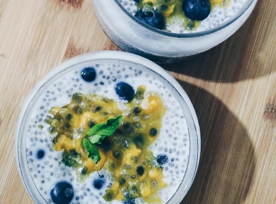 Easy-peasy recipes for a tiny Hong Kong kitchen: Raw vegan blueberry chia pots