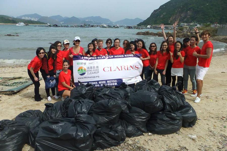 Hong Kong Cleanup volunteer with kids in hong Kong