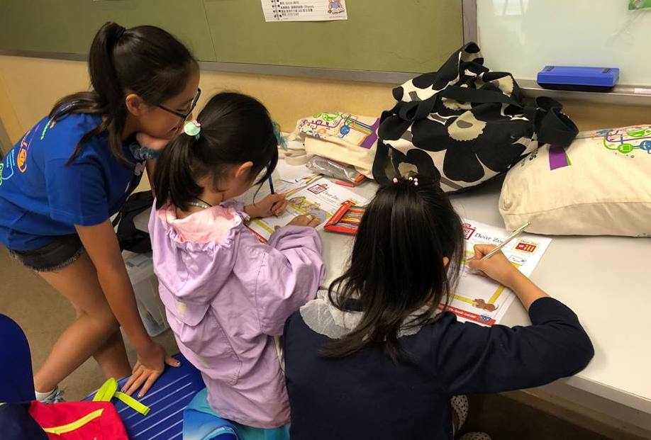 Kids4Kids volunteer with kids in Hong Kong