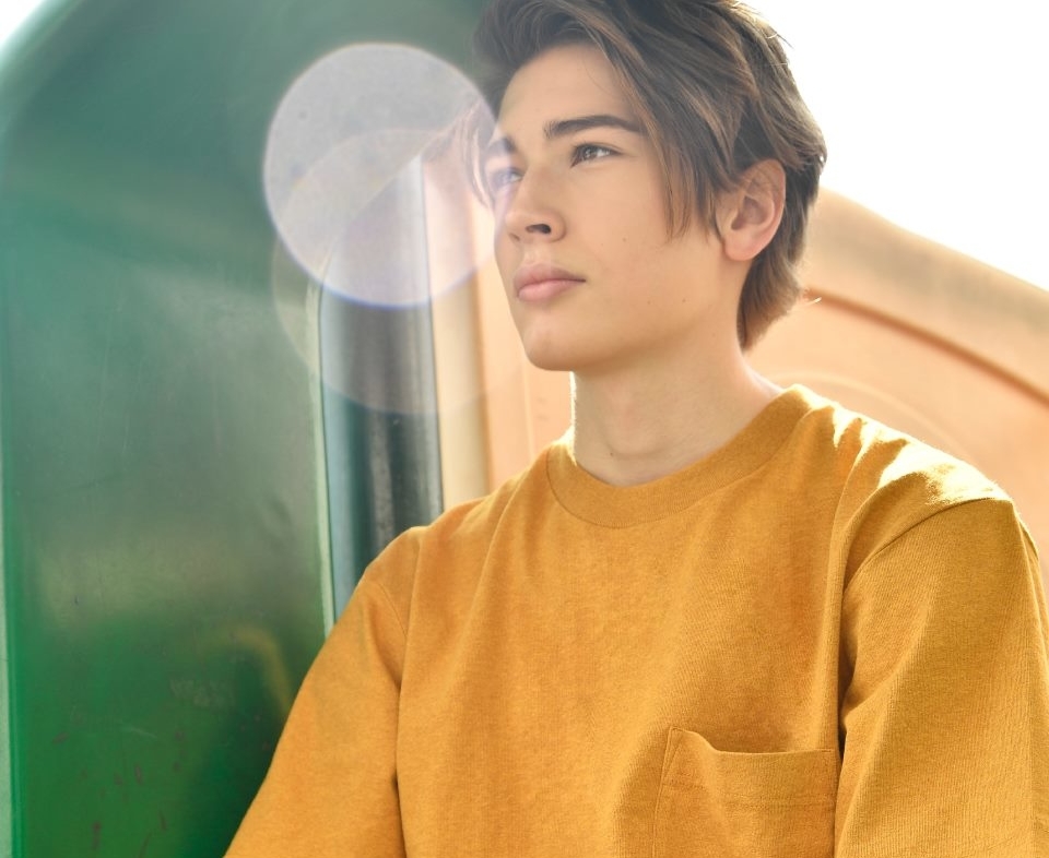 model wearing tshirt fro Uniqlo